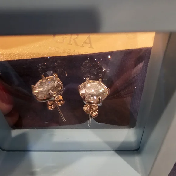 Elegant Moissanite stud earrings - Picture 5 of 6